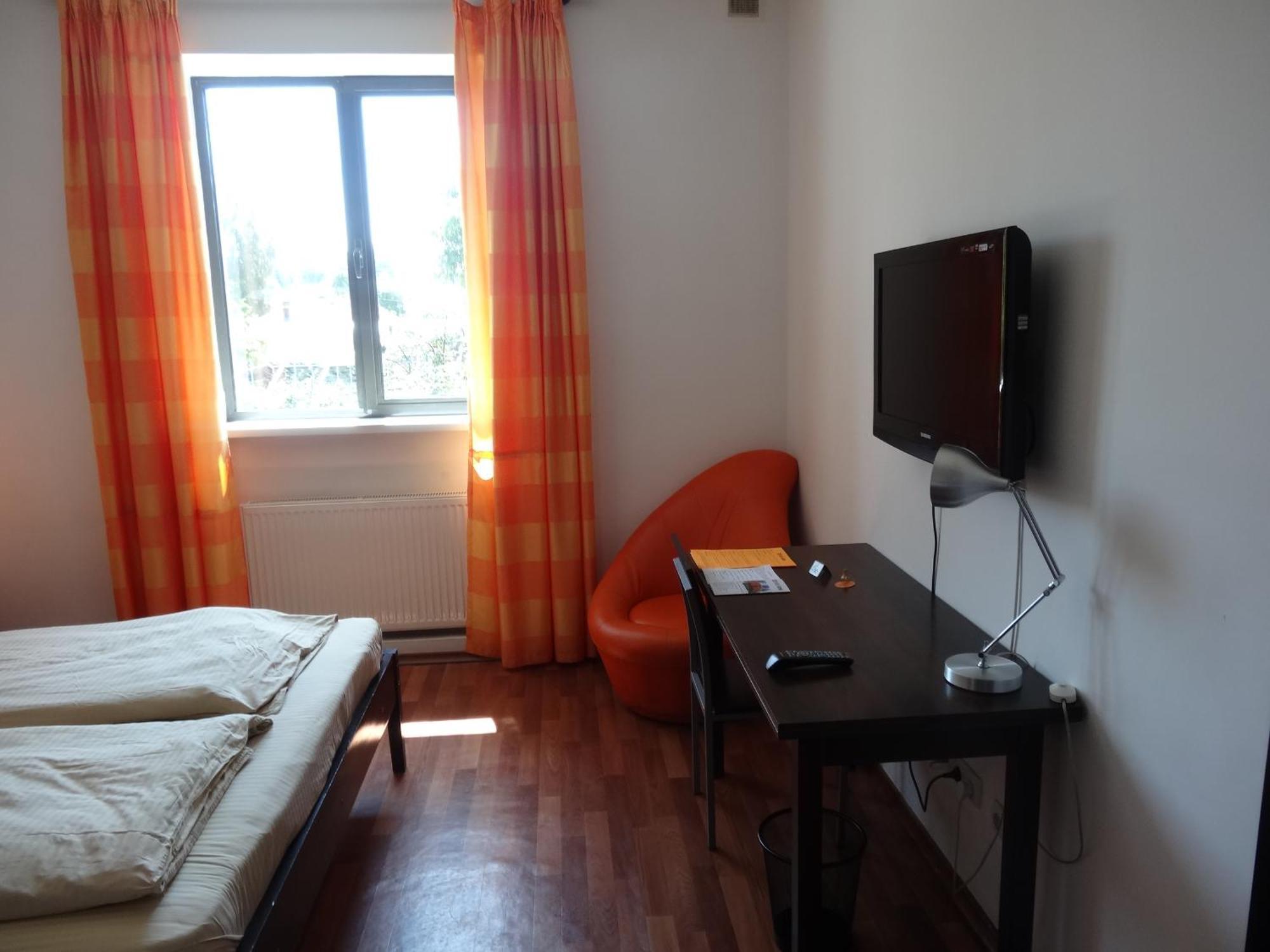 Amir Hotel Karakol Bilik gambar