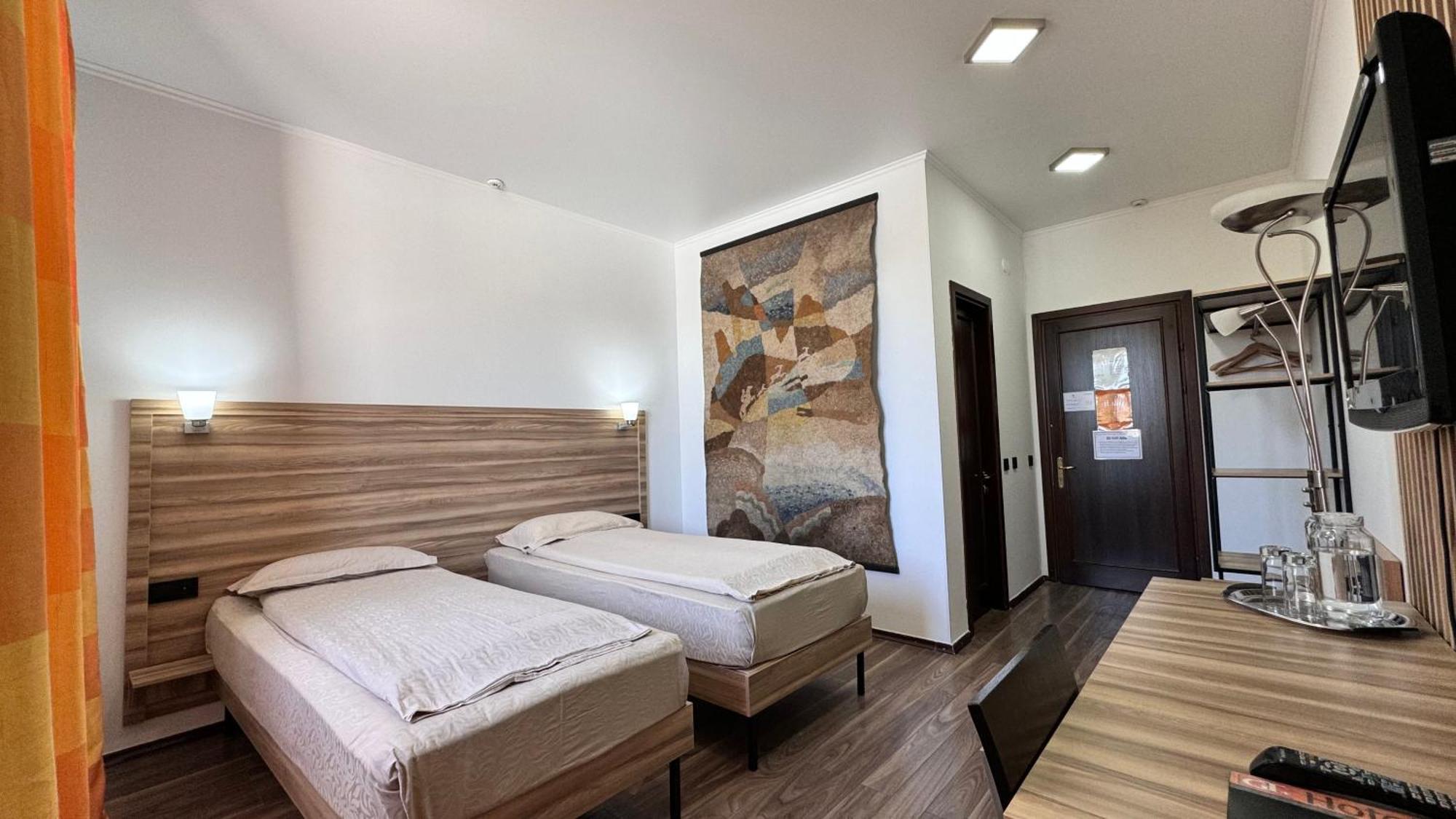 Amir Hotel Karakol Luaran gambar