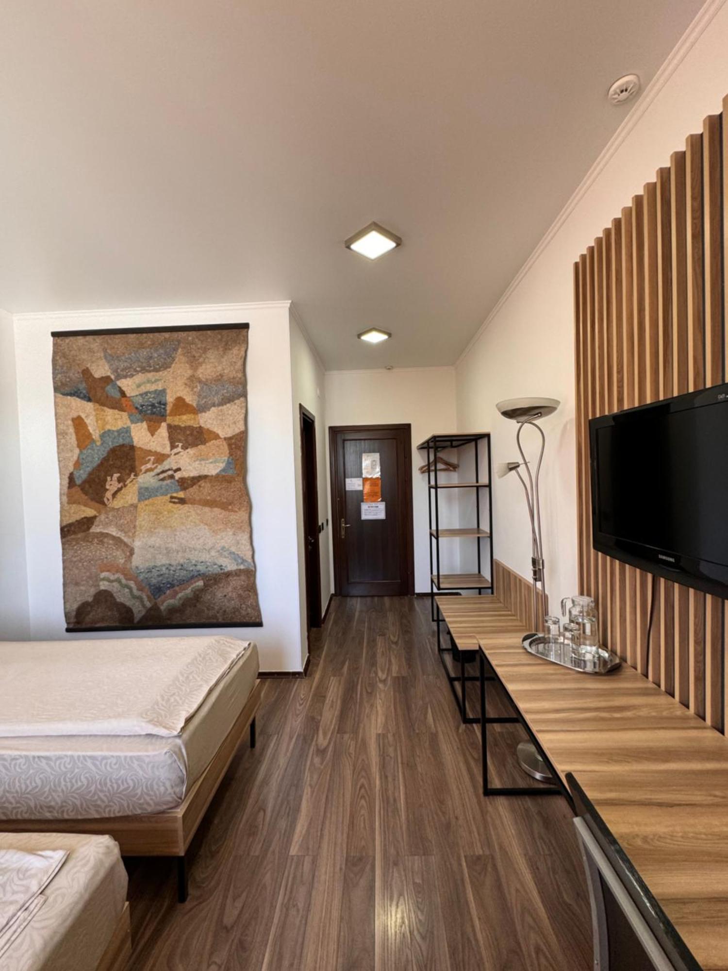 Amir Hotel Karakol Luaran gambar