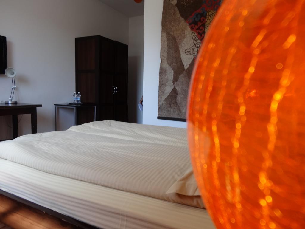 Amir Hotel Karakol Bilik gambar