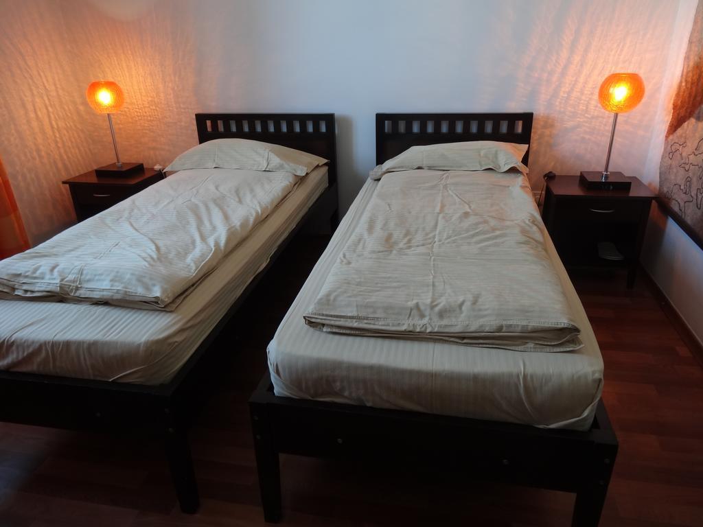 Amir Hotel Karakol Bilik gambar