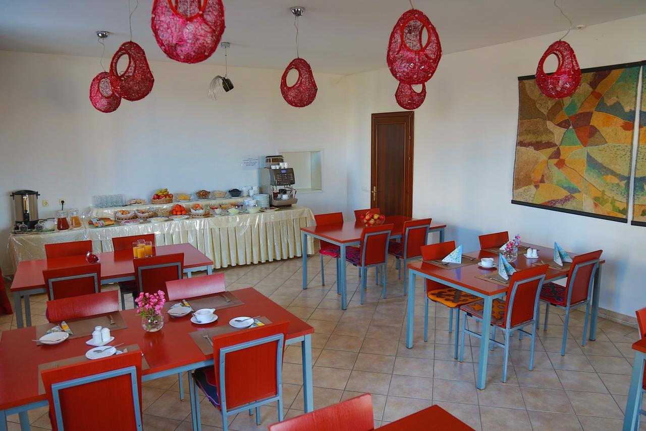 Amir Hotel Karakol Luaran gambar